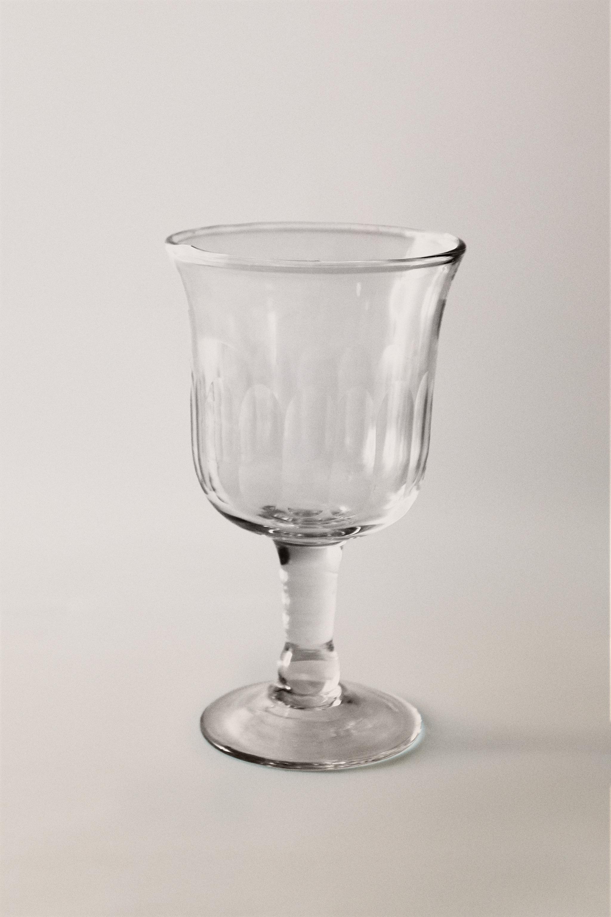 VERTICAL RAISED DESIGN GLASS